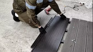 Можете посмотреть как правильно произвести монтаж ступеней ДПК, какие комплектующие понадобятся, а также продемонстрируем процесс поэтапно.